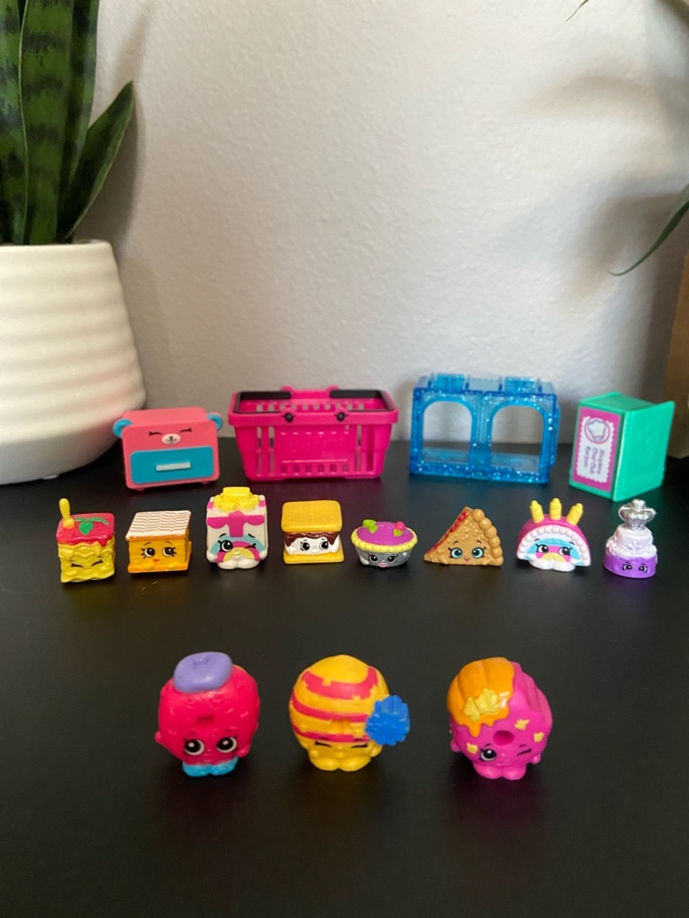 Shopkins Collectible Play Set: Doughnuts, Cakes and Desserts (11 Shopkins)